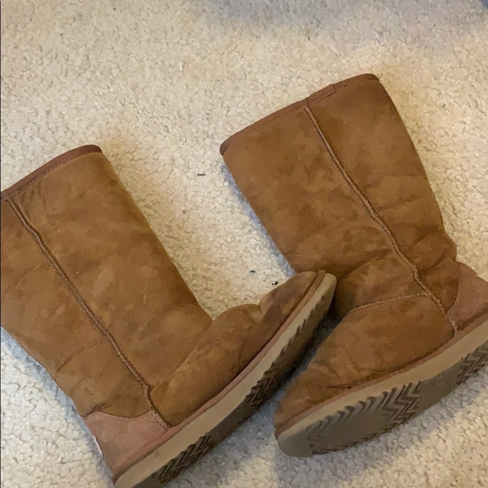 Women’s Uggs Size 6. Worn but still warm.